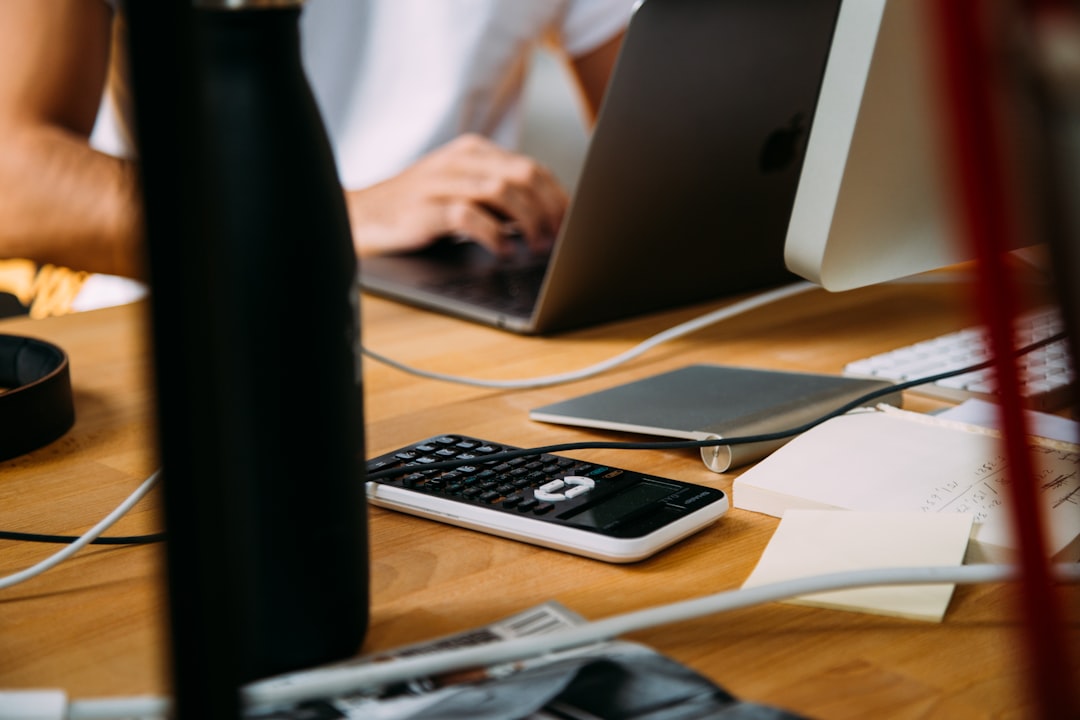 découvrez le métier d'accountant : missions, compétences, formations et conseils pour réussir dans la comptabilité. obtenez toutes les informations essentielles pour devenir un expert en gestion financière.