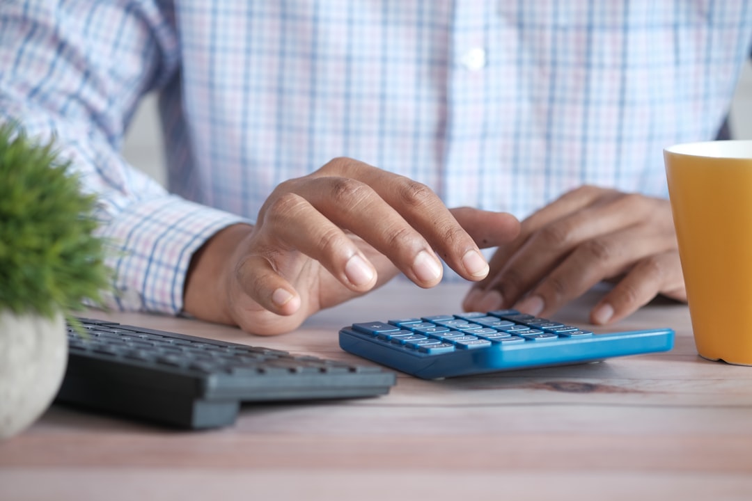 découvrez le métier de comptable : missions, compétences clés et formations pour réussir dans le domaine de la comptabilité, essentiel à la gestion financière des entreprises.