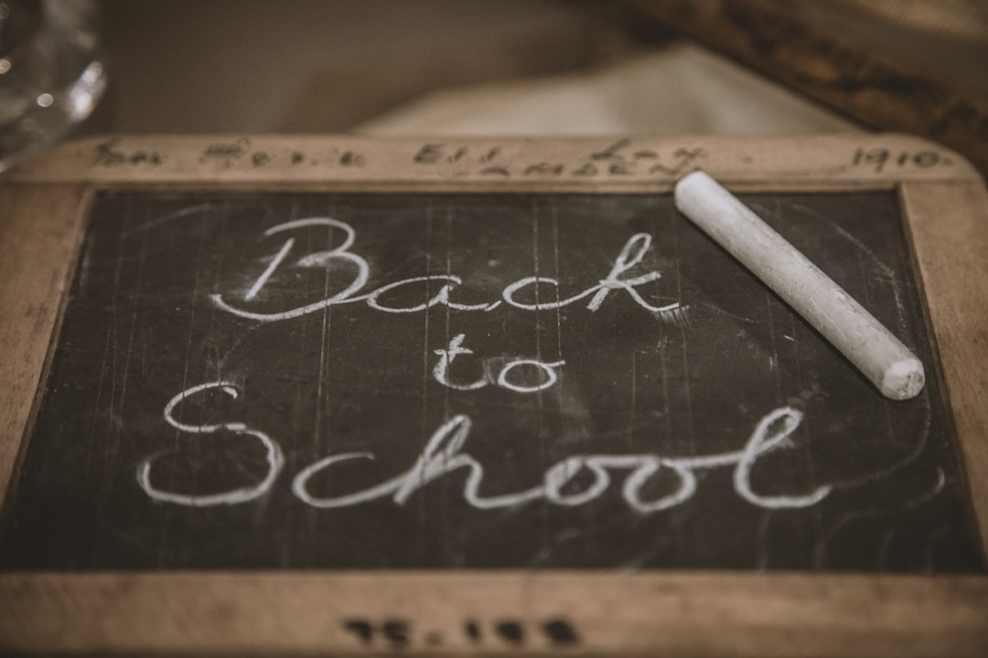 découvrez comment choisir l'école idéale pour un enfant avec tdah, en tenant compte de ses besoins spécifiques et en favorisant son épanouissement scolaire.