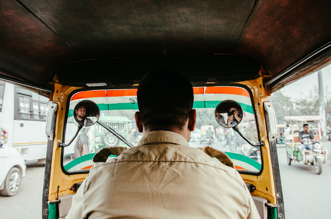 formation chauffeur ambulance taxi : apprenez à conduire en toute sécurité et à gérer les situations d'urgence pour transporter des patients avec professionnalisme.