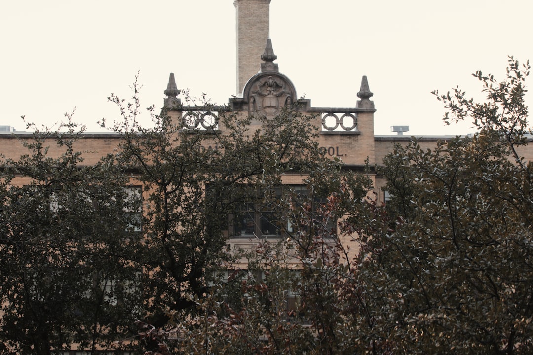 découvrez notre programme d'architecture au lycée, alliant créativité et techniques modernes pour former les architectes de demain.