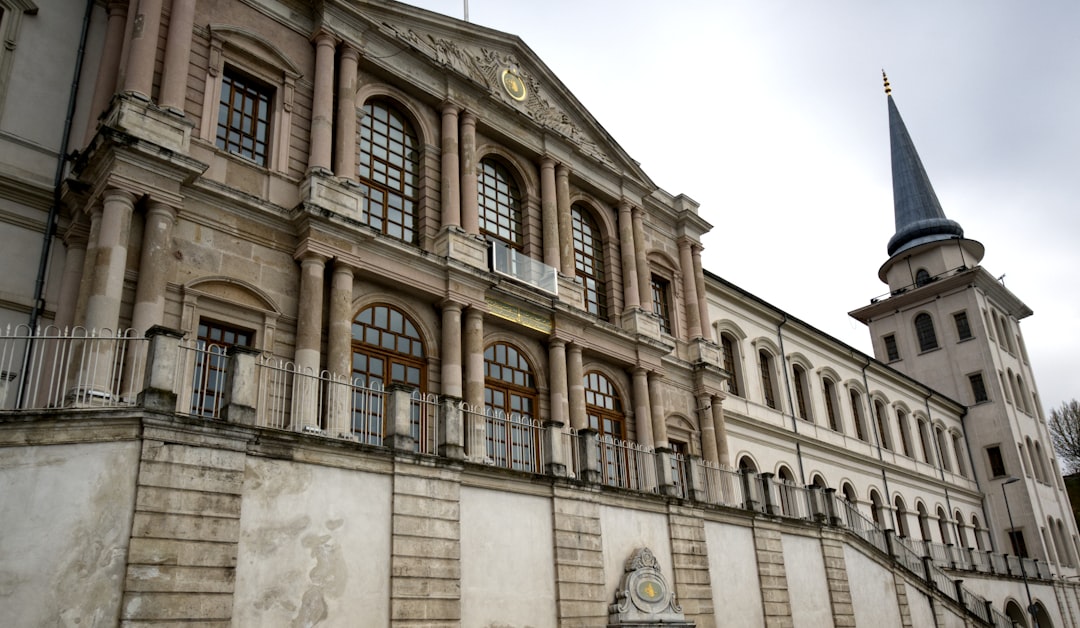 découvrez nos formations en architecture au lycée, alliant créativité et techniques pour préparer votre avenir dans le design et la construction.
