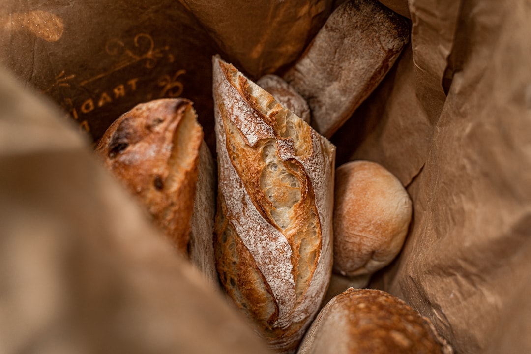 découvrez le métier de baker : ses compétences, son quotidien en boulangerie, et les secrets pour réaliser du pain et des pâtisseries artisanales de qualité. plongez dans l'univers passionnant de la boulangerie !