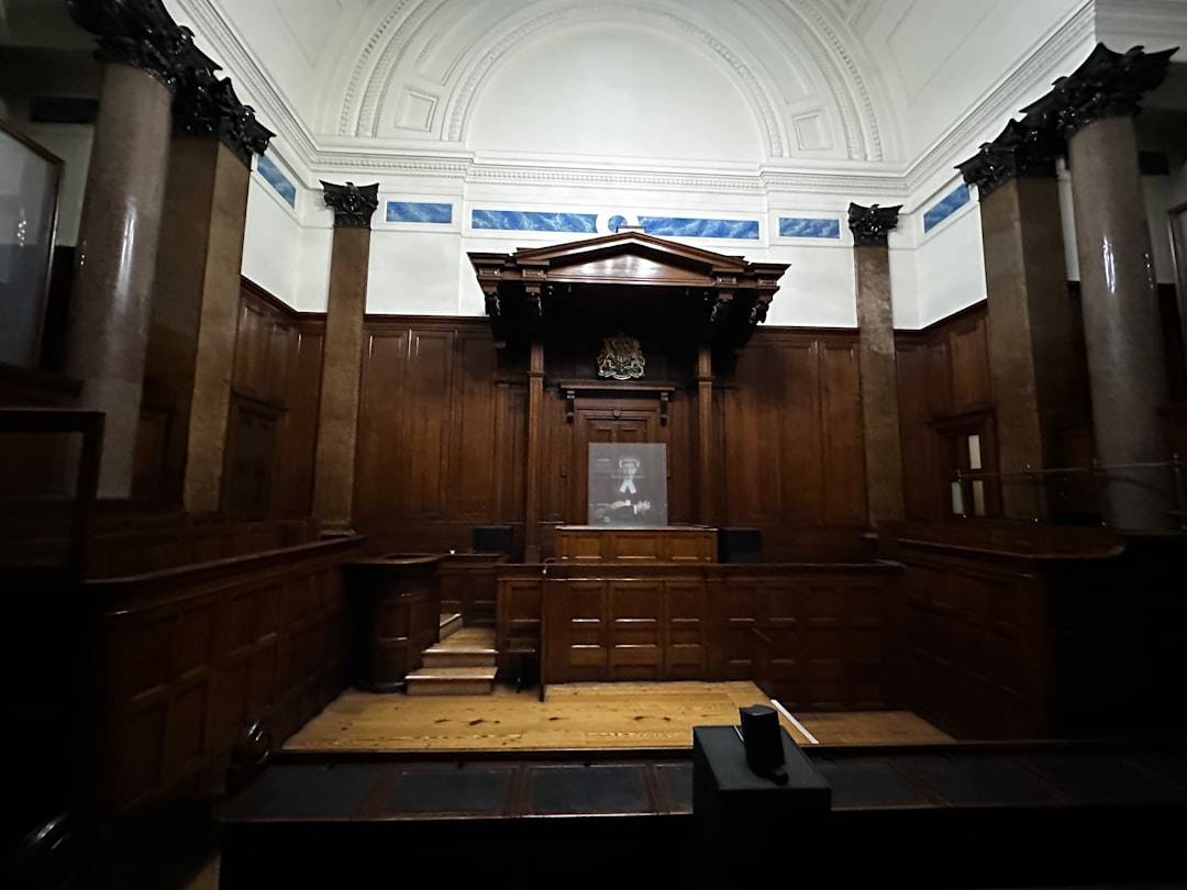découvrez les étapes clés pour devenir officier judiciaire, un rôle essentiel dans le système juridique, en acquérant les compétences et qualifications nécessaires.