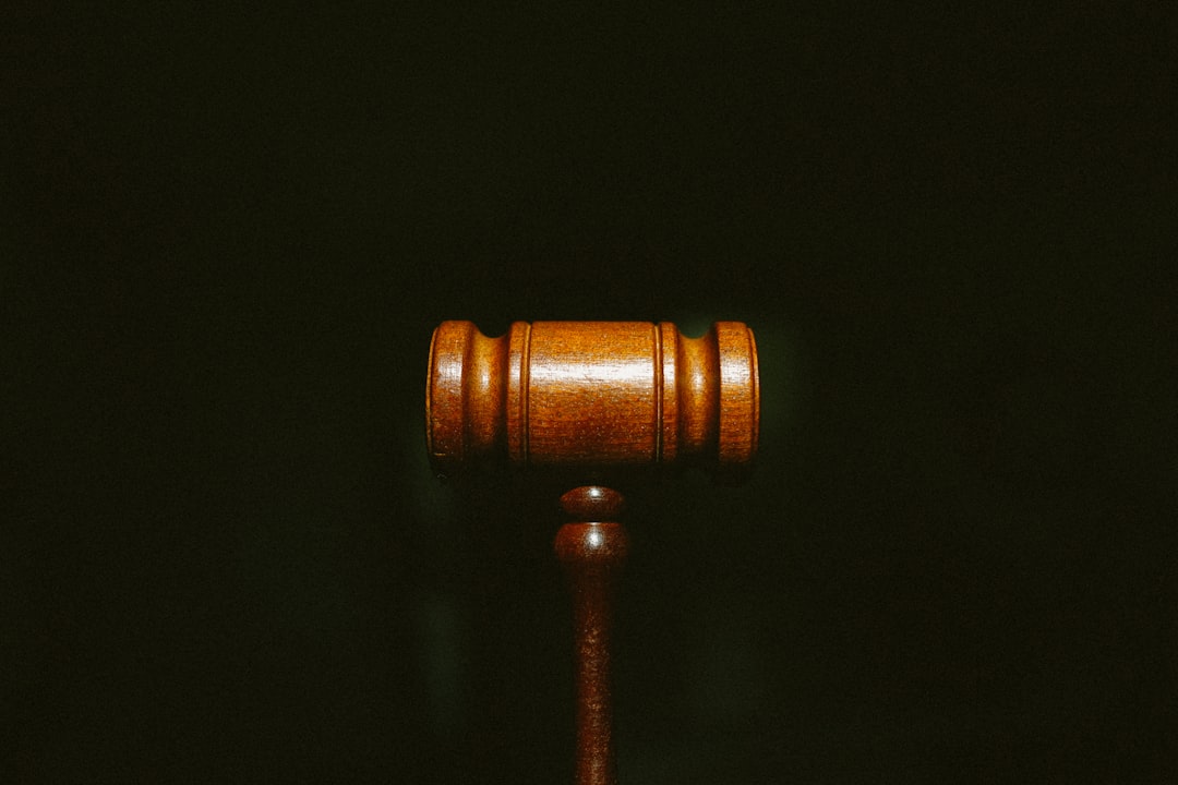 découvrez comment devenir un officier judiciaire : formations, compétences requises et étapes clés pour réussir dans cette carrière juridique essentielle.