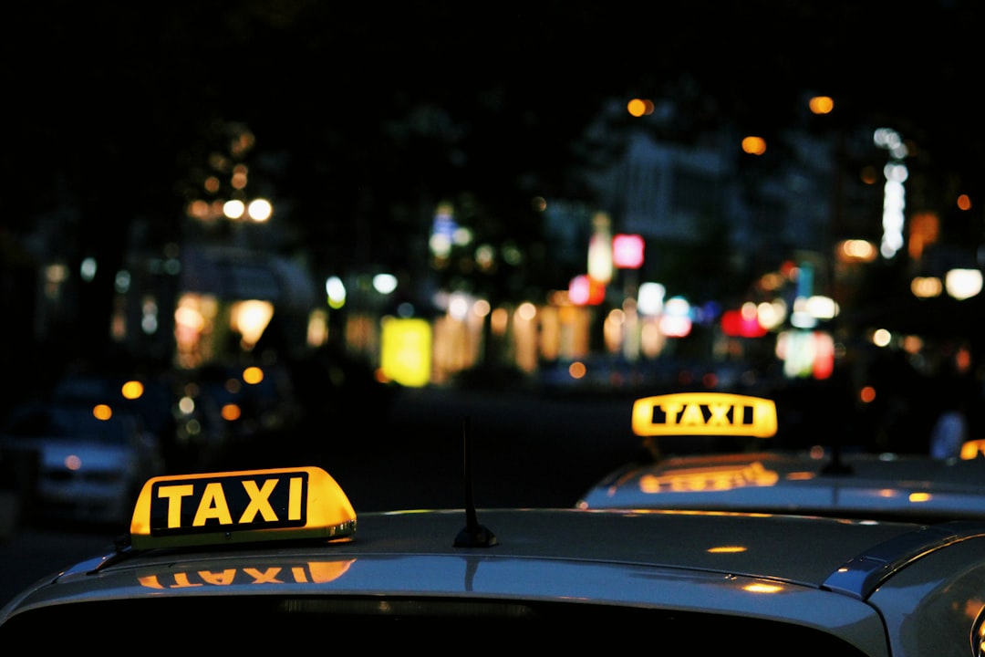 découvrez comment devenir chauffeur de taxi : formation, compétences nécessaires, étapes à suivre et conseils pour réussir dans ce métier dynamique et passionnant.