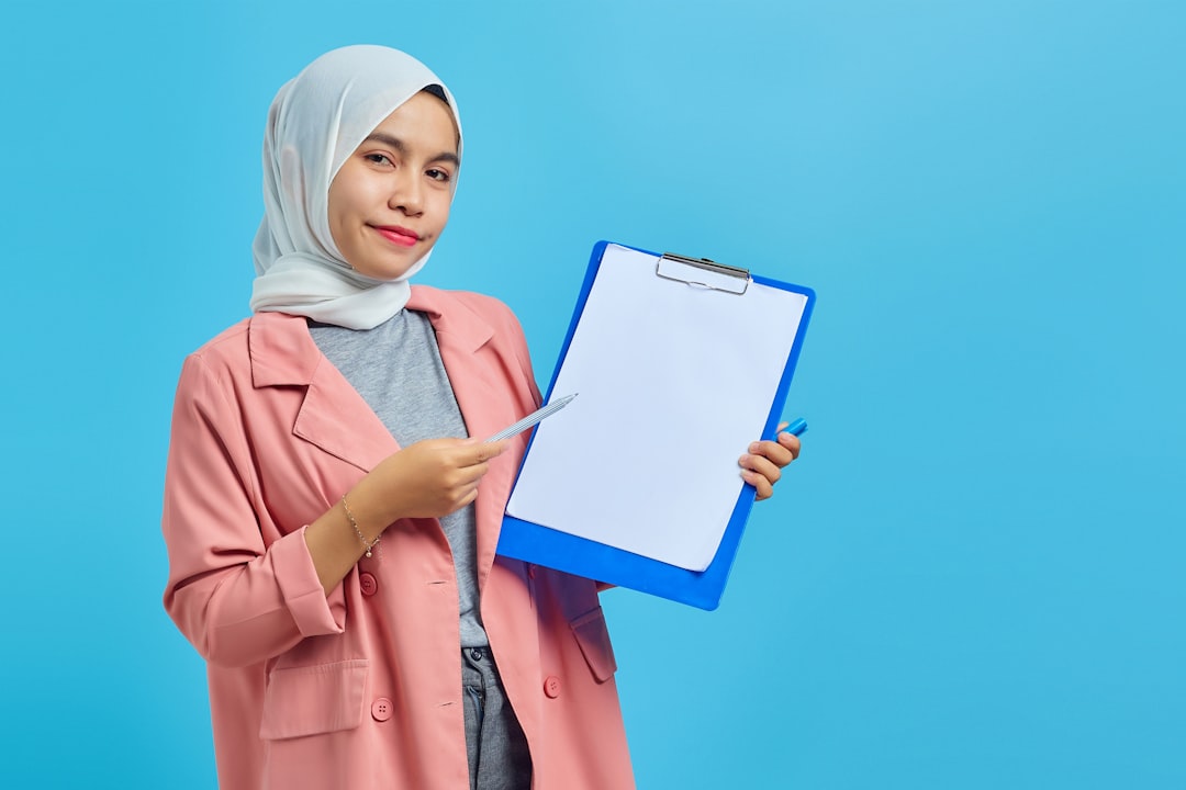 découvrez comment réussir votre reconversion professionnelle vers le métier de notaire : conseils, formations et opportunités pour une carrière prometteuse.