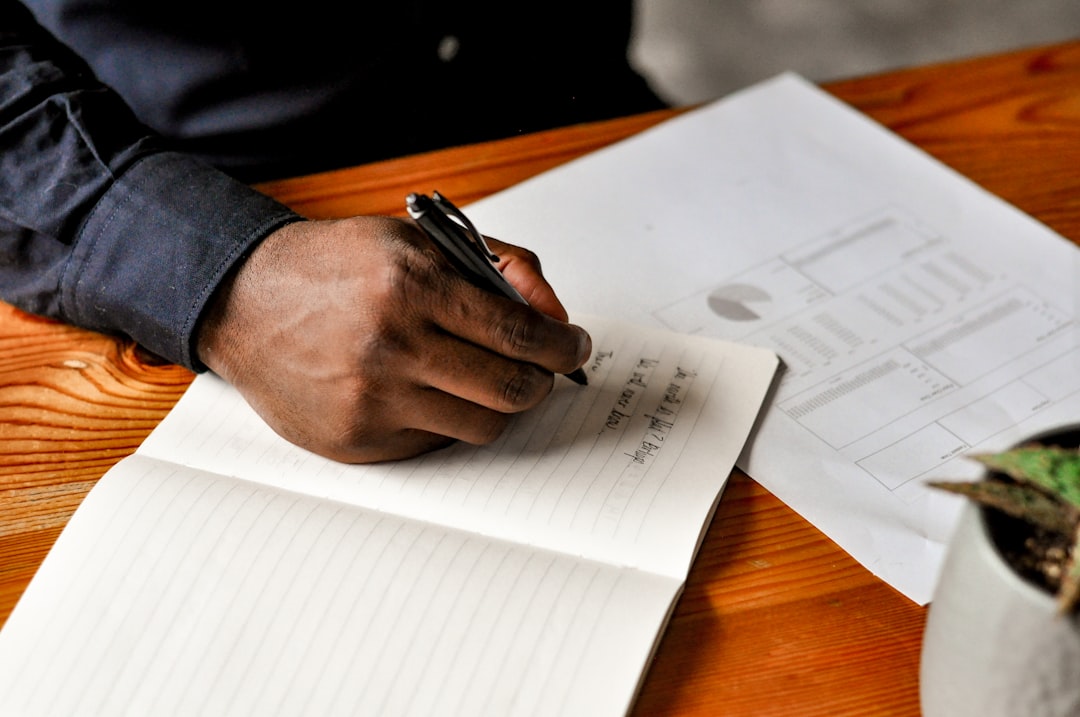 découvrez comment réussir votre reconversion professionnelle pour devenir notaire. conseils, étapes clés et formations indispensables pour changer de carrière avec succès.