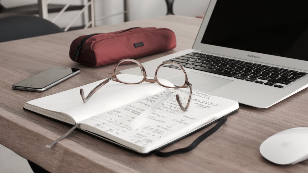 découvrez le métier d'expert-comptable : missions, qualifications, conseils pour choisir le bon professionnel et avantages à faire appel à un expert-comptable certifié.