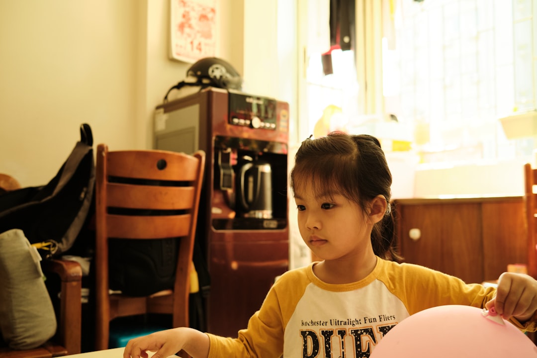 découvrez notre programme d'études pour assistant(e) de garde d'enfants, conçu pour vous préparer à accompagner et soutenir le développement des enfants en milieu professionnel.