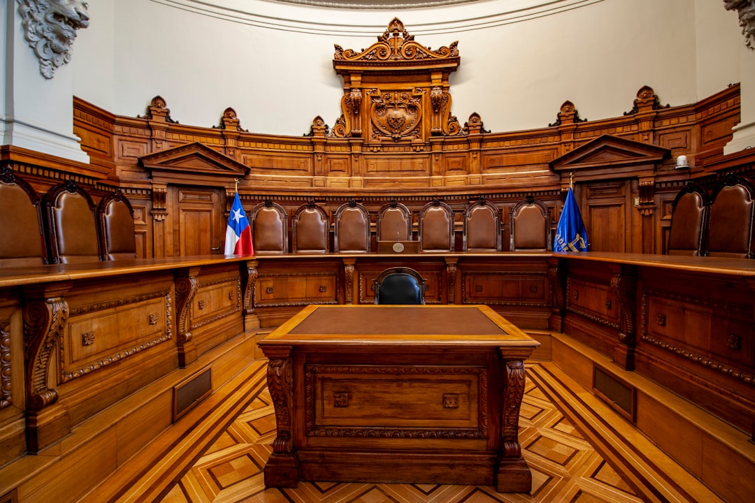 découvrez le rôle essentiel du greffier de tribunal, garant de la gestion efficace des dossiers judiciaires et du bon fonctionnement des audiences.