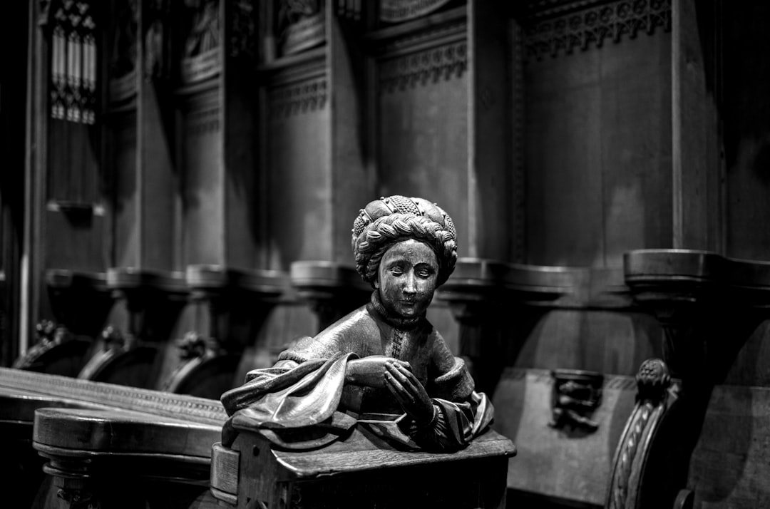 découvrez le rôle essentiel du greffier de tribunal, responsable de la gestion des dossiers judiciaires, de l'organisation des audiences et du soutien administratif au sein des tribunaux.