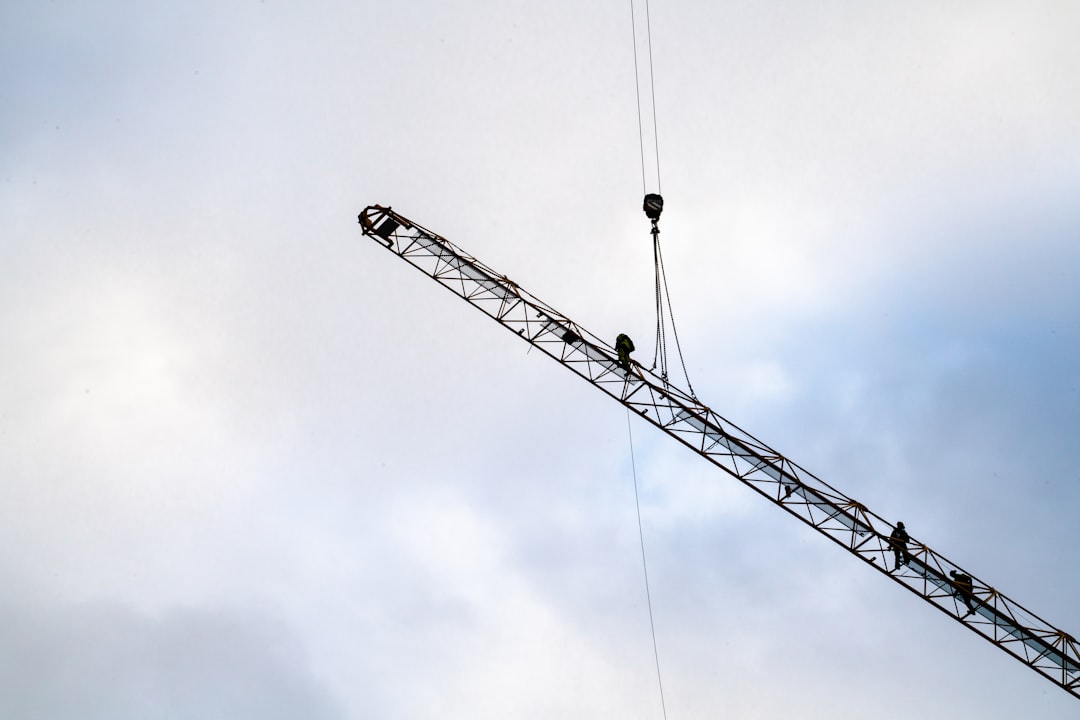 découvrez le métier d’opérateur de grue : responsabilités, compétences nécessaires et conditions de travail pour assurer la sécurité et l’efficacité sur les chantiers.
