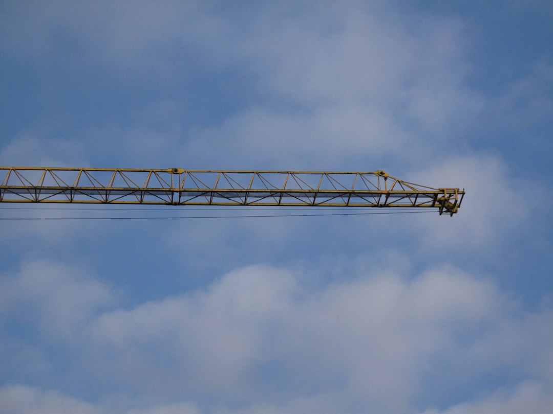 découvrez les compétences et responsabilités essentielles d'un opérateur de grue, un professionnel clé dans la construction et la manutention lourde.