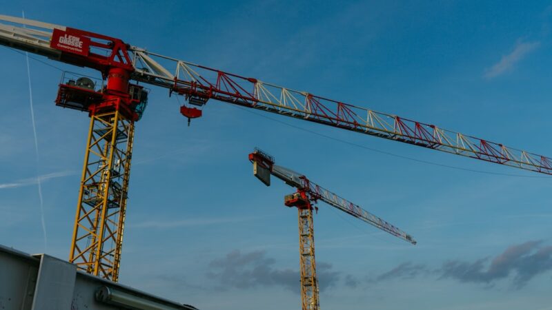 découvrez le rôle essentiel d'un opérateur de grue, expert en manœuvre de charges lourdes pour assurer la sécurité et l'efficacité sur les chantiers.