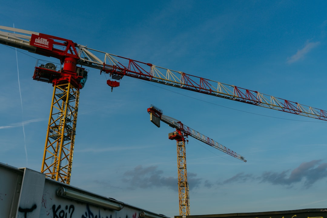 découvrez le rôle essentiel d'un opérateur de grue, expert en manœuvre de charges lourdes pour assurer la sécurité et l'efficacité sur les chantiers.