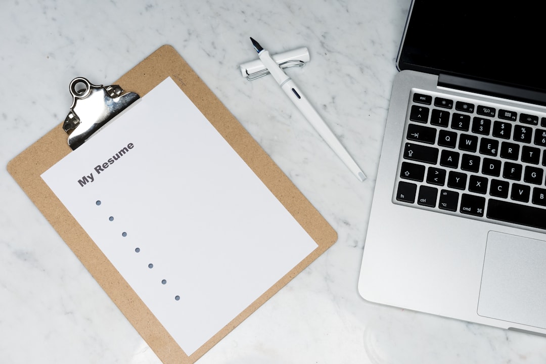 découvrez comment créer un curriculum efficace, adapté à vos objectifs professionnels, avec des conseils pour valoriser vos compétences et booster votre carrière.