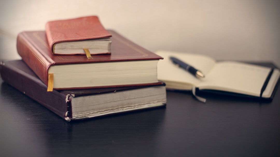découvrez l'importance d'un curriculum bien structuré, ses principales composantes, et des conseils pratiques pour rédiger un curriculum efficace qui met en valeur votre parcours académique et professionnel.