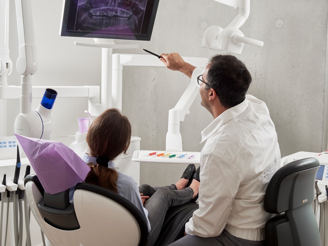 trouvez un dentiste qualifié près de chez vous pour tous vos besoins en soins dentaires : consultations, blanchiment, implants, urgences et prévention. prenez rendez-vous en ligne facilement !
