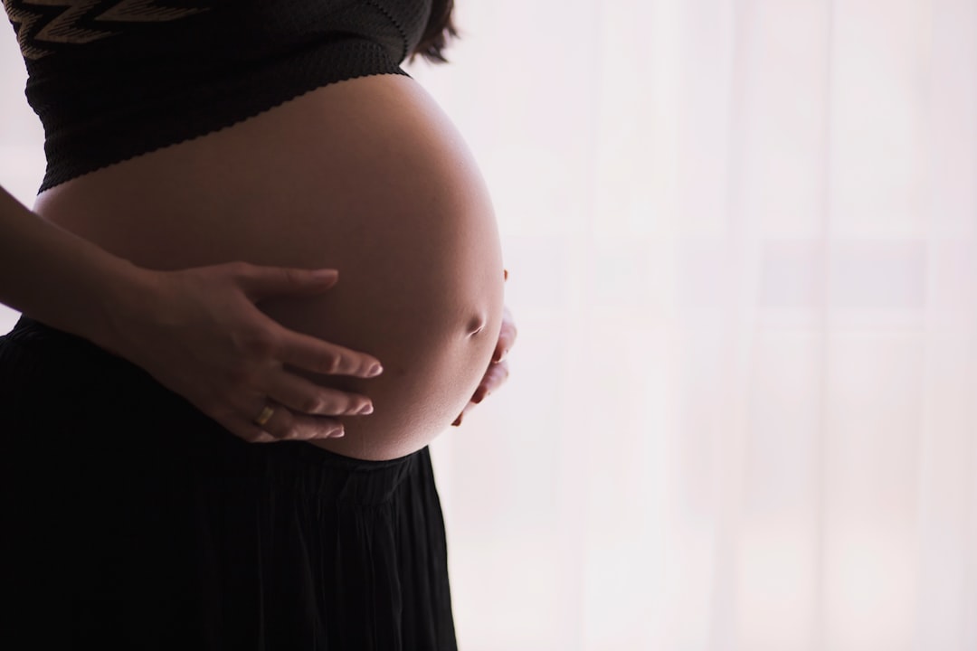 découvrez le rôle essentiel d'une doula : accompagnement physique, émotionnel et informatif de la femme enceinte avant, pendant et après l’accouchement pour une expérience de naissance plus sereine et personnalisée.