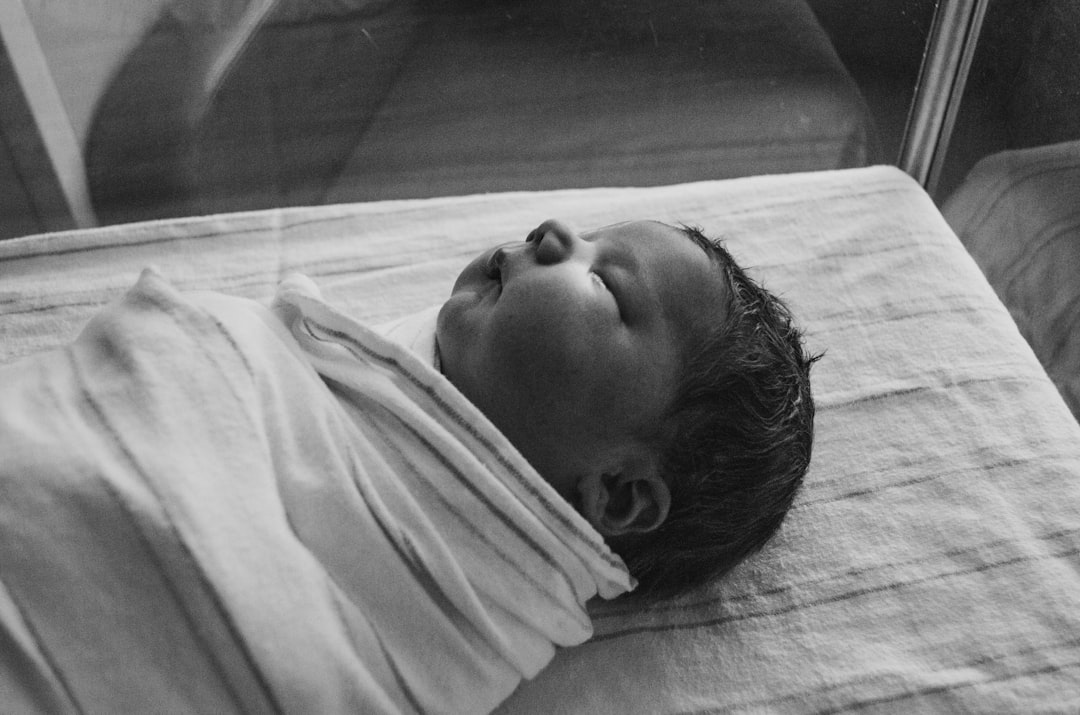 découvrez le rôle essentiel d'une doula, son accompagnement personnalisé pendant la grossesse, l'accouchement et le post-partum pour un soutien émotionnel et pratique adapté à chaque famille.