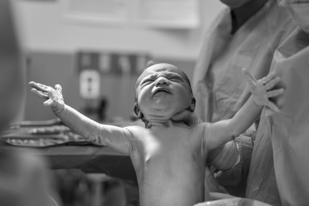 découvrez le rôle d'une doula : accompagnement émotionnel, physique et informatif des femmes enceintes tout au long de la grossesse, de l’accouchement et du post-partum.