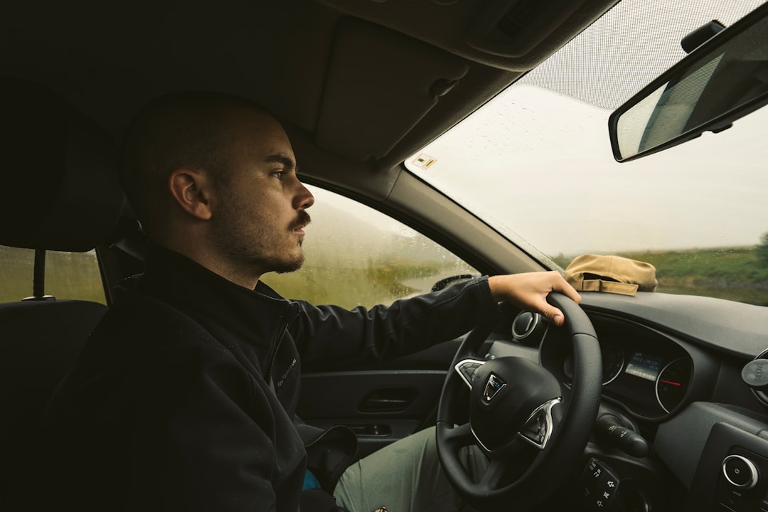 devenez instructeur de conduite certifié grâce à notre formation complète et professionnelle. apprenez les techniques d'enseignement, la sécurité routière et préparez-vous à une carrière réussie.