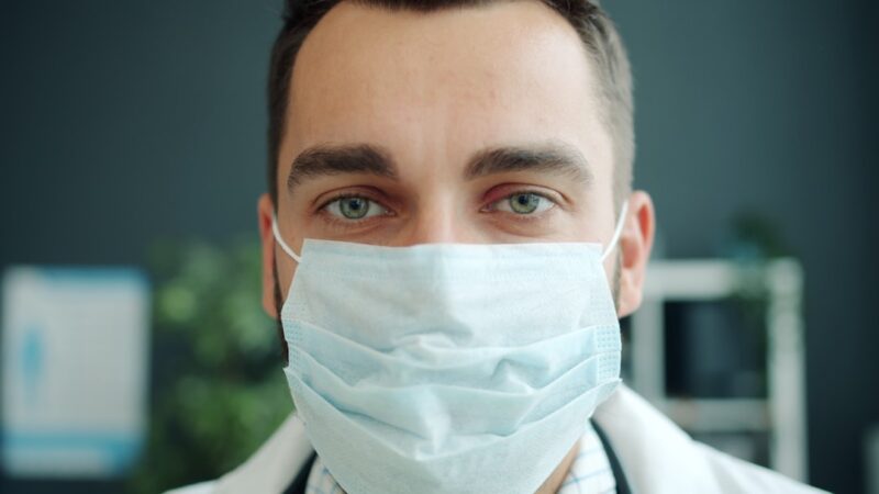 médecin urgentiste spécialisé dans la prise en charge rapide et efficace des urgences médicales pour sauver des vies.