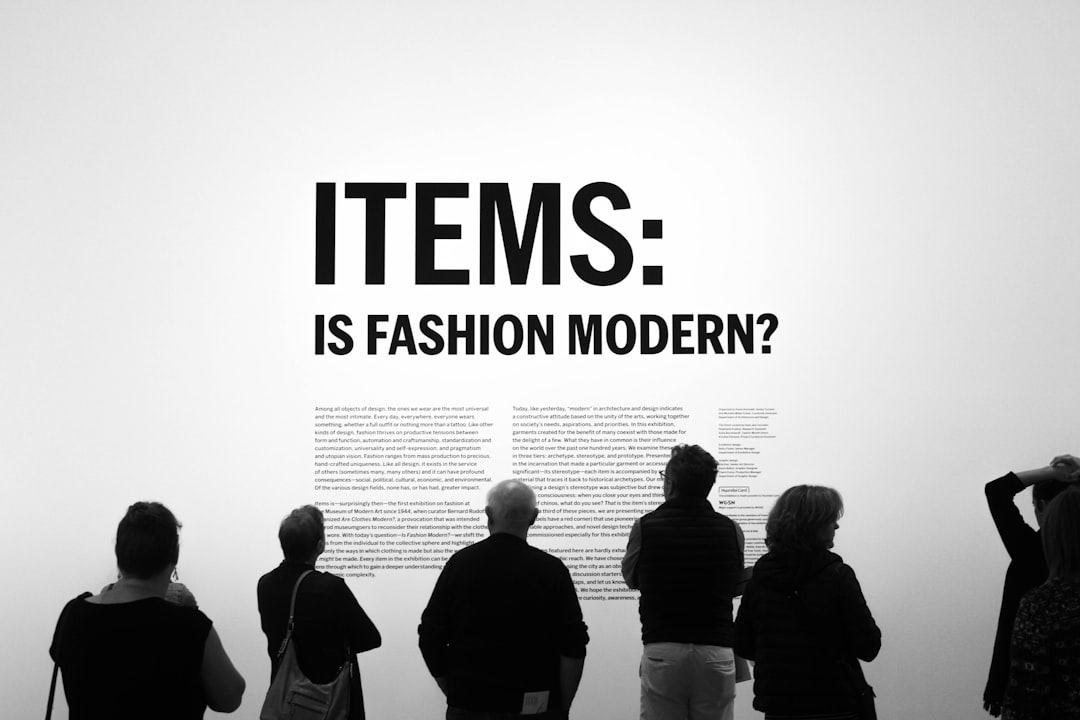 explorez les études en design de mode pour développer votre créativité et maßtriser les techniques de création vestimentaire. préparez votre carriÚre dans l'industrie de la mode avec une formation complÚte et innovante.