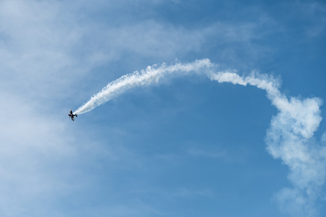 découvrez la vie intense et les compétences d'un pilote de chasse, maître de la vitesse, de la précision et du courage dans des missions aériennes stratégiques.