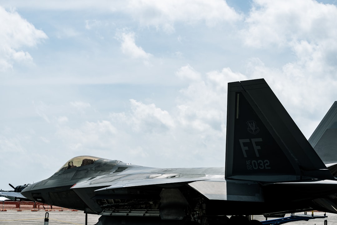 découvrez le quotidien intense et les compétences d'un pilote de chasse, un expert de l'aviation militaire maîtrisant vitesse, précision et stratégie.