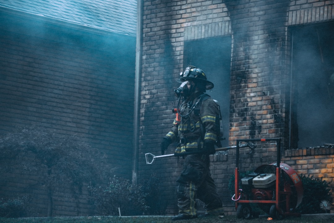 découvrez le métier de pompier : héros du quotidien, engagés dans la protection des vies et des biens face aux incendies et autres situations d'urgence.