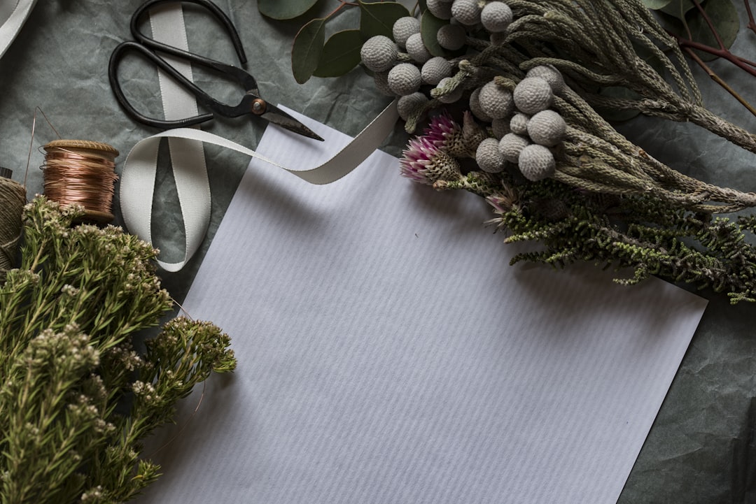découvrez notre service de fleuriste expert, proposant des compositions florales uniques pour toutes occasions : mariages, anniversaires, événements spéciaux et bouquets personnalisés.