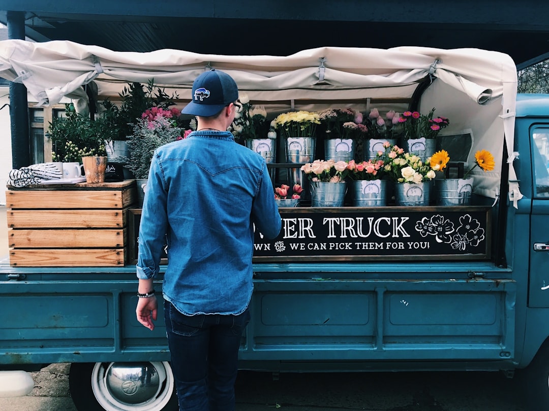 découvrez notre boutique de fleuriste, où créativité et fraîcheur se rencontrent pour sublimer vos moments précieux avec des compositions florales uniques.