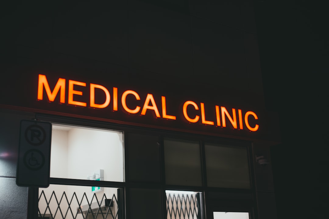 découvrez la médecine légale, une discipline scientifique essentielle pour l'analyse des preuves, l'expertise des scènes de crime et l'aide à la justice.