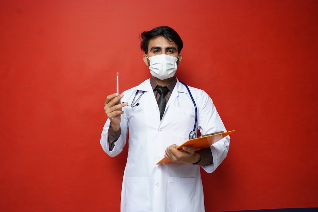 la médecine légale : étude et application des sciences médicales pour l'investigation des crimes et des décès suspects.