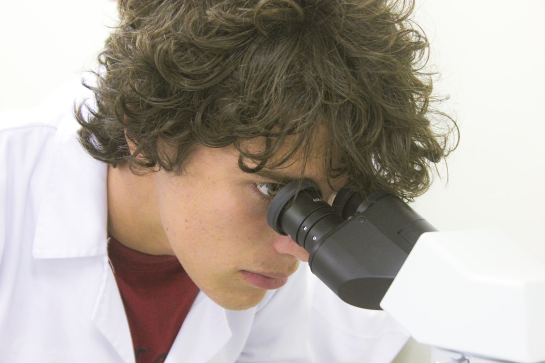 formation en science forensique : acquérez les compétences essentielles pour analyser les preuves et résoudre des enquêtes criminelles avec des experts du domaine.