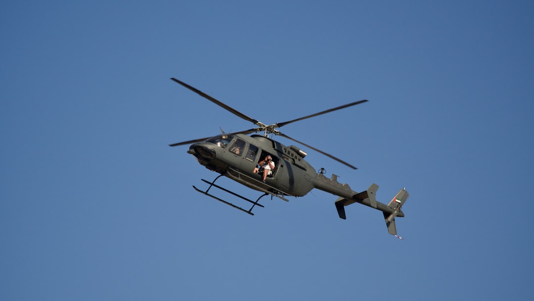 formation pilote d'hélicoptère : devenez un pilote professionnel grâce à notre programme complet alliant théorie et pratique pour maîtriser le vol en toute sécurité.