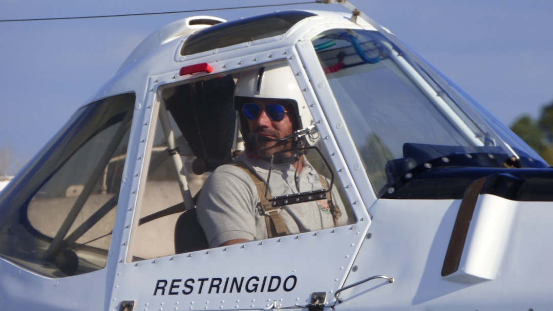 formation de pilote d'hélicoptère : développez vos compétences de vol avec des instructeurs certifiés, apprenez les techniques avancées et obtenez votre licence de pilote d'hélicoptère en toute sécurité.