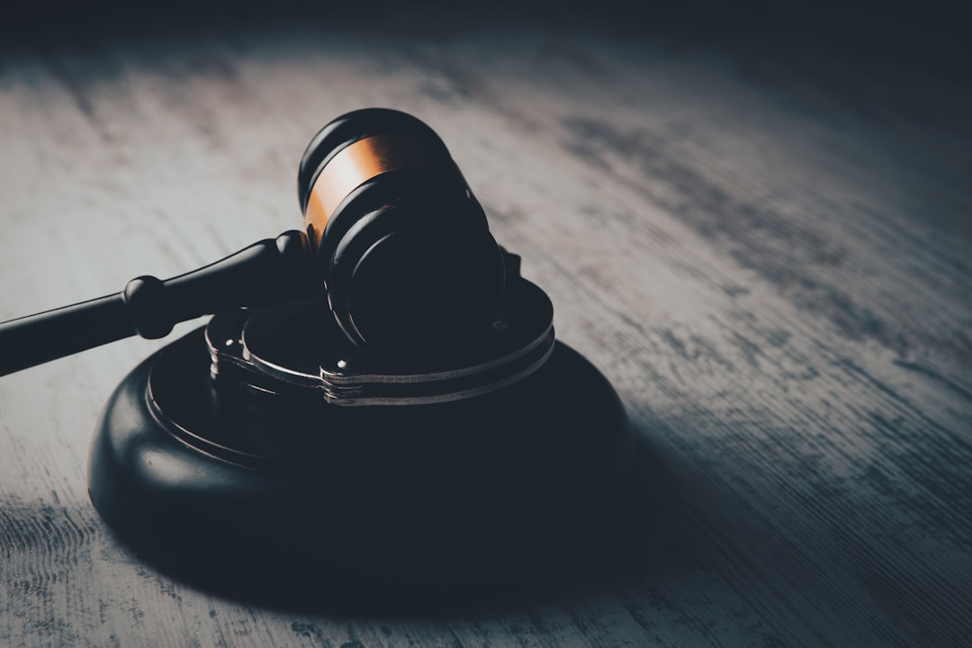 découvrez les étapes clés et les qualifications nécessaires pour devenir juge d'instruction, un acteur essentiel du système judiciaire chargé de mener les enquêtes pénales.