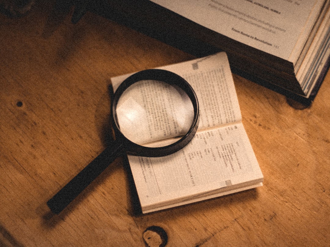 découvrez les étapes clés pour devenir un juge d'instruction, les qualifications requises et les compétences nécessaires pour réussir dans cette carrière juridique spécialisée.