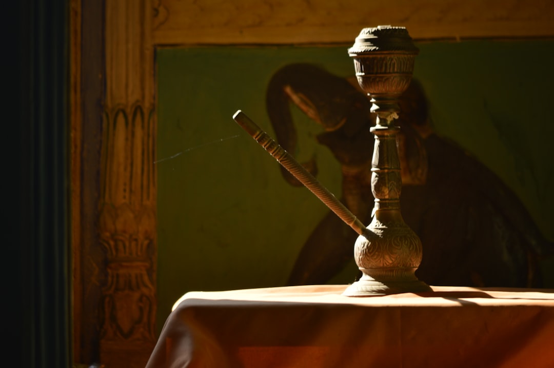 découvrez les étapes et les qualifications nécessaires pour devenir juge d'instruction, un rôle clé dans le système judiciaire chargé d'enquêter sur les affaires pénales.