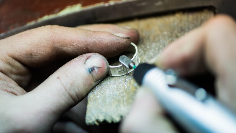 découvrez notre bijoutier expert, créateur de pièces uniques et raffinées alliant savoir-faire traditionnel et design contemporain.