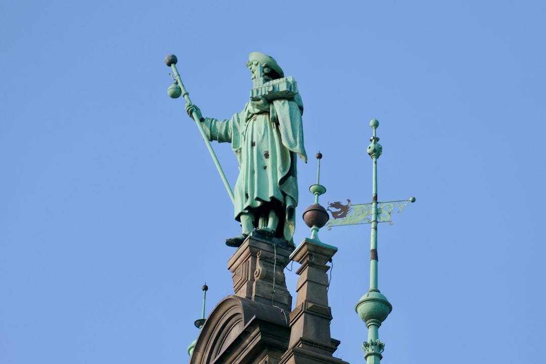 découvrez le rôle et les responsabilités d'un représentant judiciaire, chargé de défendre les intérêts d'une partie en justice.
