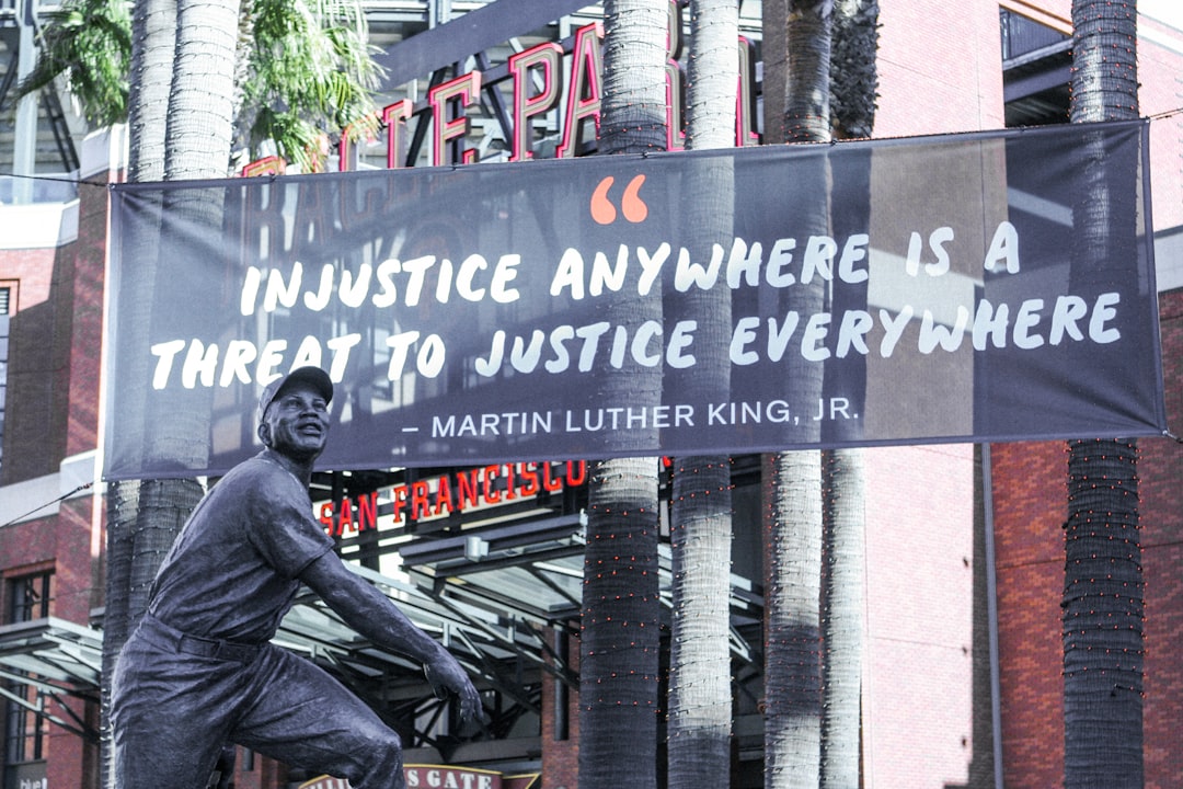médiateur de justice : un professionnel impartial facilitant la résolution amiable des conflits pour éviter les procédures judiciaires longues et coûteuses.