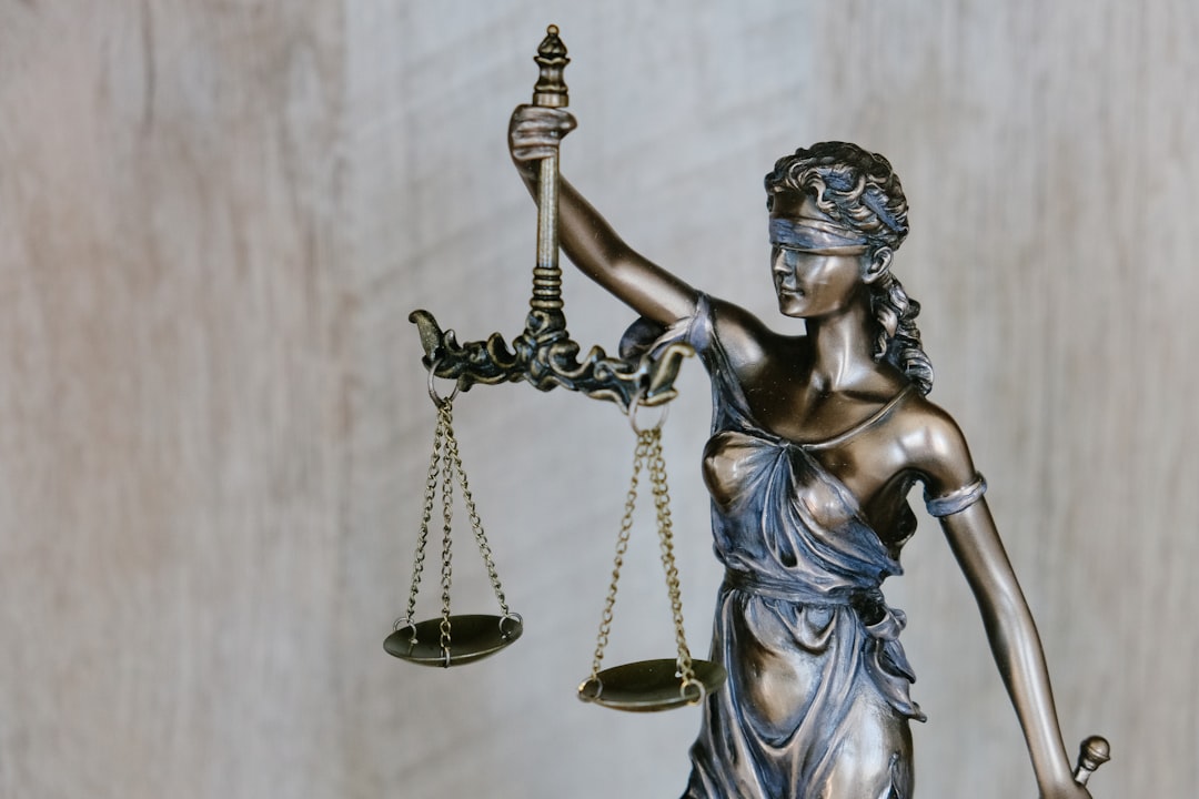 médiateur de justice : un professionnel impartial facilitant la résolution amiable des conflits juridiques pour éviter les procédures longues et coûteuses.