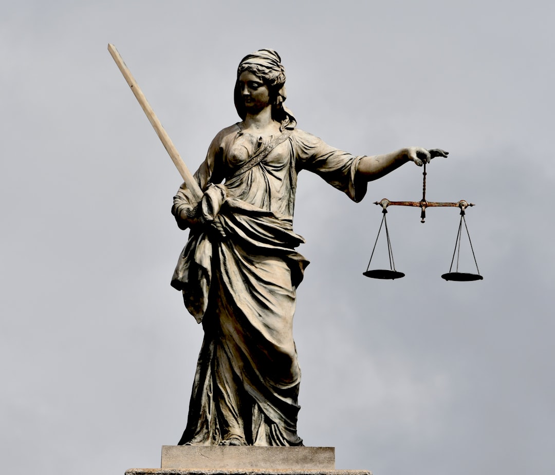 un médiateur de justice facilite la résolution amiable des conflits en assurant un dialogue neutre et constructif entre les parties, favorisant ainsi des accords équitables et durables.