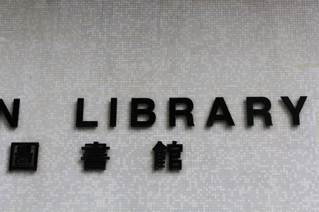 découvrez le métier de bibliothécaire : rôle, missions, compétences requises et perspectives d'évolution dans les bibliothèques modernes.