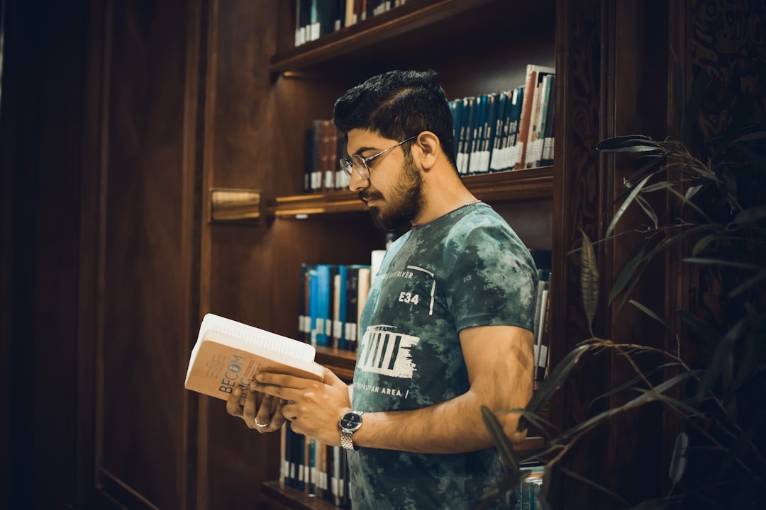 découvrez le métier de librarian : rôle, compétences requises, principales missions et perspectives d'évolution dans les bibliothèques ou centres de documentation. guide complet pour tout savoir sur la profession de bibliothécaire.