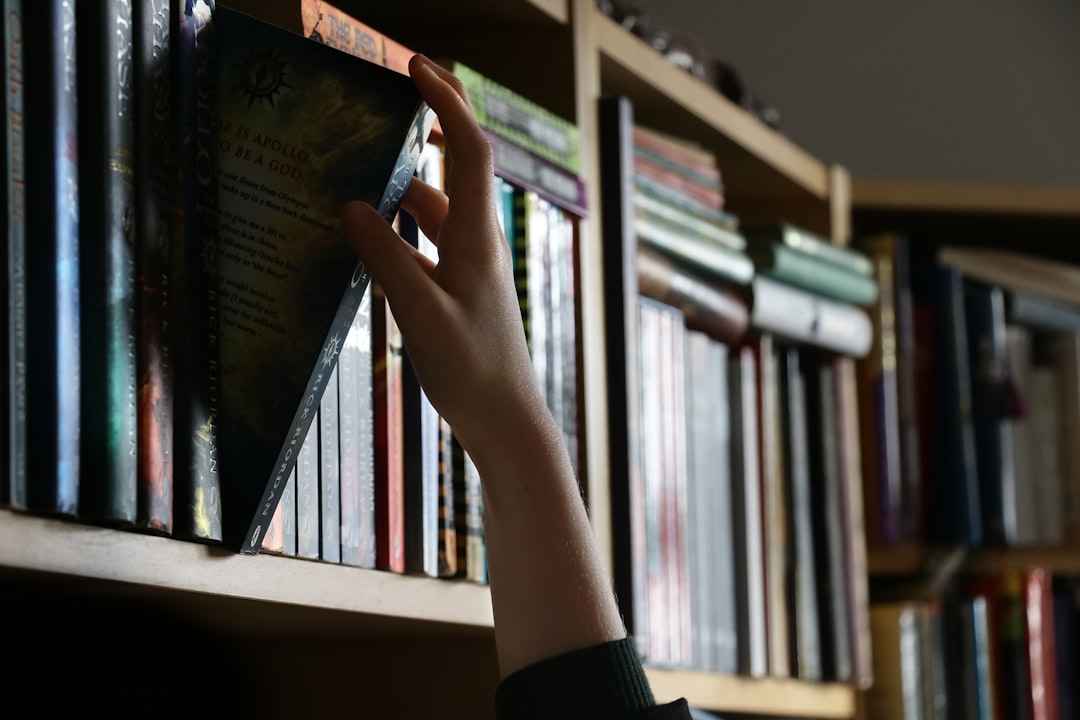 découvrez le métier de bibliothécaire : ses missions, compétences requises et conseils pour réussir dans ce secteur passionnant dédié à la gestion et à la valorisation du savoir.